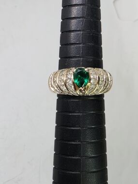Vintage 80s Pear Cut Emerald Green Cocktail Ring Gold Plated Ribbed Band Size 8